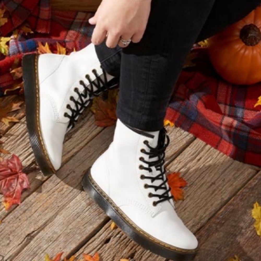 NEW Dr. Martens Zavala Combat Boot in White Women’s Size 8 Lace up